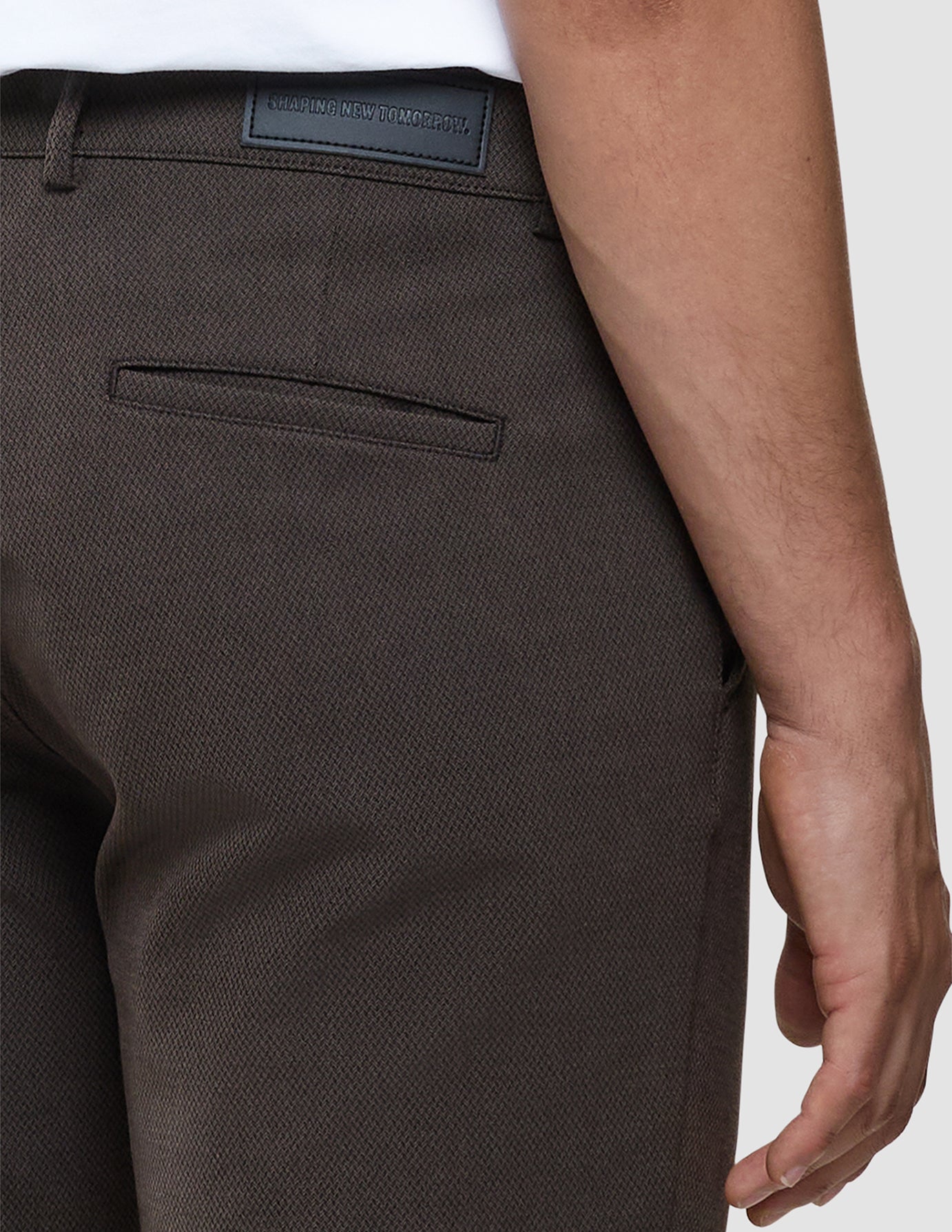 Gen2 Slim i Signature Brown, detalje af bukser på model set fra siden.